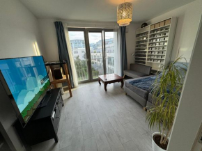 Luxus in Berlin Mitte mit Laptop, großem TV, neuem Bett und privatem Badezimmer